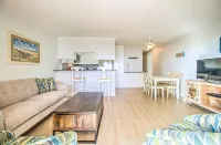 Beach Condo in great location,sleeps 6!