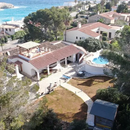 Villa on 2 beautiful bays with sandy beach, heated pool, ideal for. children