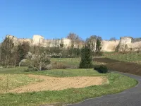 Pretty house in a pretty fortified village from the 13th century Hoteles en Coucy-le-Château-Auffrique