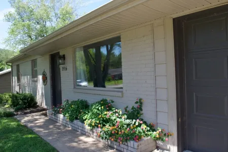 2 minutes to Baum! 2 minutes to interstate! Pet friendly. Fenced in back yard. Отели рядом с достопримечательностью «Арканзас Эр энд Милитари Музеум»