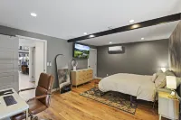 Spacious and Modern Pet-Friendly Chalet in the Pines—perfect for large groups!
