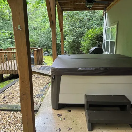Creekside, Pet Friendly Mountain Log Cabin in the Smokies,  Fire Pit + Hot Tub