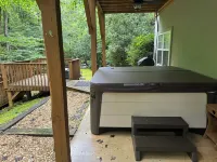 Creekside, Pet Friendly Mountain Log Cabin in the Smokies,  Fire Pit + Hot Tub