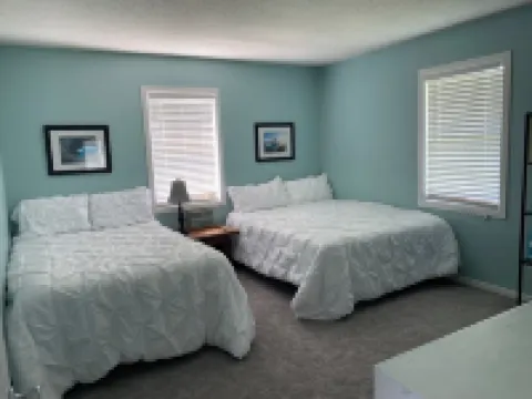 3 blocks from Taylors Creek, 1 mile from Beaufort waterfront and boat ramp