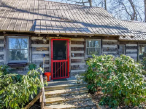 Romantic Getaway with real wood fireplace, Hot tub, Spectacular Mountain Views