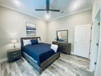Brand new custom home,  with 3 en-suite bedrooms, located in prime Kemah spot! Hotels near Nana's Attic