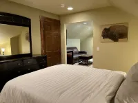 Beautiful Apartment Close To Downtown With Mountain View!