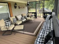 Completely renovated mobile home sitting own a pond. Hotel a Moultrie