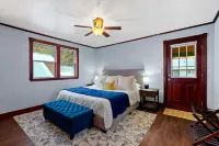 Pulaski Trail Escape / Fully Stocked Kitchen / Sleeps 18 w Off Street Parking Hotels in Wallace