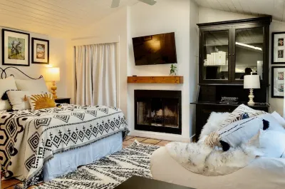 Cozy Historical Cottage In Petaluma Riverfront Art Gallery附近的飯店