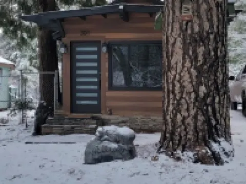 Cozy modern little cabin in Crestline Hotels in Crestline