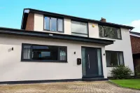 Sleeps 12 | Family + Event Space Near Manchester City Center with Hot Tub Hotel in zona Heaton Park Methodist Church