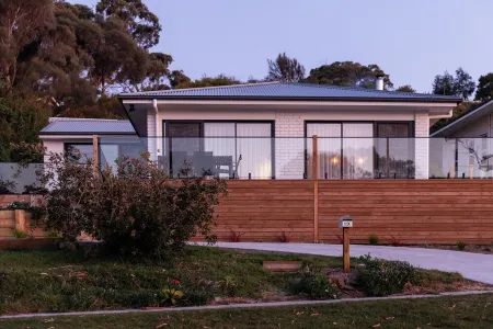 ~HUMBUGS, BAY OF FIRES ~ Beachfront Escape ~ Отели в г. Биналонг Бэй