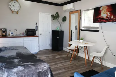 Rustic Elegance: Experience Comfort and Style in Our Chic Cabin Hotels near Rowan Park