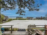 Classic Cape Cod Beach Cottage Steps to Private Beach or Stroll to Town! A/C ! Hotels in Wellfleet
