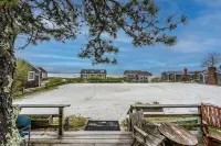 Classic Cape Cod Beach Cottage Steps to Private Beach or Stroll to Town! A/C !