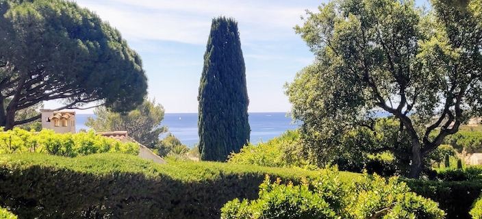 400m from the sea, Villa with splendid sea view, heated infinity pool Hotels in Fréjus