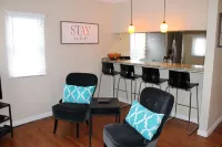 Walk to Downtown Royal Oak - Quiet neighborhood - Cozy 2 Bed 1 Bath Bungalow