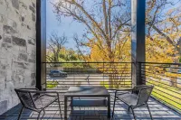 Entertainment District -Walk to Stadiums - Near Six Flags -Sleeps 8 - Parvekkeita