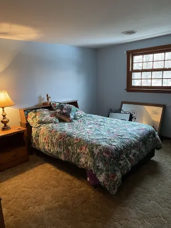 3 bedroom/2 bath home; close to EAA. Large kitchen and outside deck area. Отели рядом с достопримечательностью «Университет Висконсин в Ошкош»