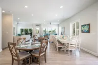 6BR Luxe Lakefront Home, Private Pool, Hot Tub, Boat Dock, Putting Green, Views