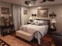 The country cottage: with gorgeous 5 person hot tub!!
