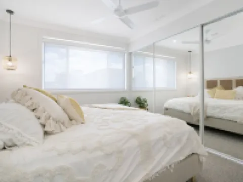 Entire Coastal Residential Family Home. Sleeps 12 - Lake & Beachside Property. シェルハーバーのホテル