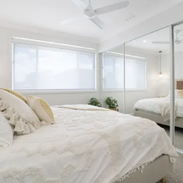 Entire Coastal Residential Family Home. Sleeps 12 - Lake & Beachside Property.