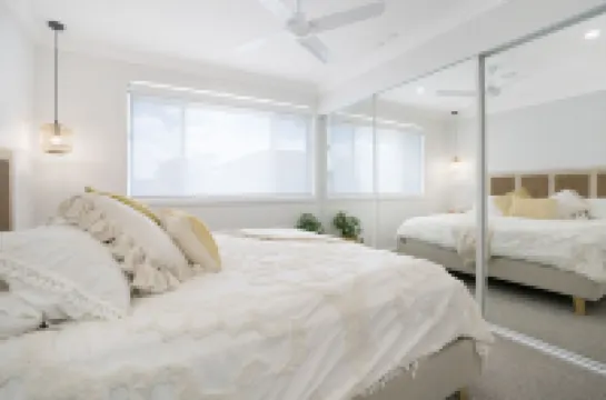 Entire Coastal Residential Family Home. Sleeps 12 - Lake & Beachside Property.