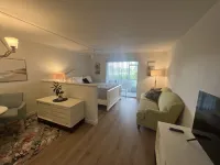 Cozy and sweet condo . Hotels in Cypress Lake