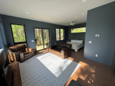 The Bird House - Brand New, 3.5 Miles from VT, Privacy, Tile Shower, King Bed.