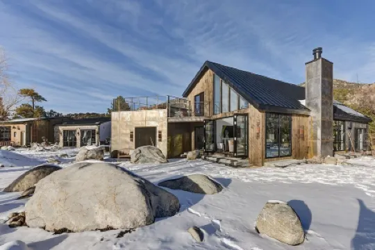 Riverfront Retreat w/ Mountain Views