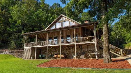 River Front Cabin - Fish, Kayak, Relax 40 min. to Auburn, 1 hr. to Talladega