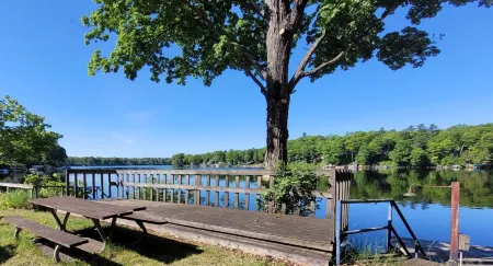 Castaways Cottage on Croton Pond 2)