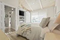 Grapeview- Luxury Waterfront Home w/ Hot Tub