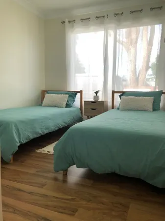 Tumbi Cottage -Cheerful 3 Bedroom Home with Studio Отели рядом с достопримечательностью «Вайонг Олимпик Пул»