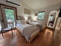 Luxury Cabin, fire pit, hanging chairs, WiFi, forest view, river access Hotel a Laclede County