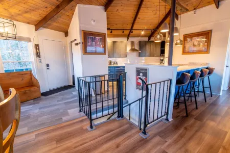 UNBEATABLE LOCATION. 3BR SlopeSide. Steps to Lift 1 & BM Resort. Panoramic Views