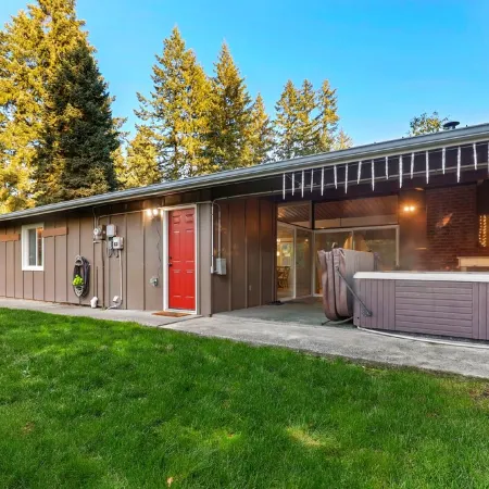 Cozy Haven with Hot Tub & AC Near Bangor Base and Hospital in Silverdale