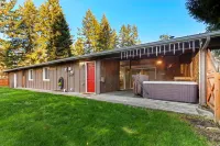 Cozy Haven with Hot Tub & AC Near Bangor Base and Hospital in Silverdale 올림픽 뷰 공원 주변 호텔