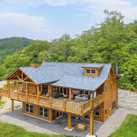 TIMBER RIDGE / LONG RANGE MOUNTAIN VIEWS / HOT TUB  / GAME ROOM / PET FRIENDLY