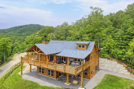 TIMBER RIDGE / LONG RANGE MOUNTAIN VIEWS / HOT TUB  / GAME ROOM / PET FRIENDLY