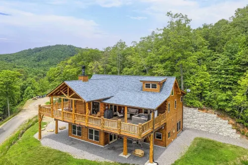 TIMBER RIDGE / LONG RANGE MOUNTAIN VIEWS / HOT TUB  / GAME ROOM / PET FRIENDLY