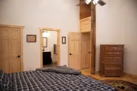 Bright & quiet cabin near mountain attractions