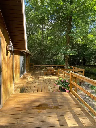 Secluded Creekside Cabin–Mins to Camelback Resort