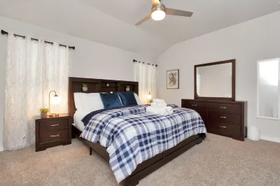 Rammies 3 bedroom Home W/Pool Access Hotels near Cinco Ranch II Pavillion and Park at Spring Lake