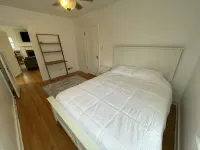 Charming, newly renovated Tudor home next to Morningside University! Hotel dekat Bandara Sioux Gateway