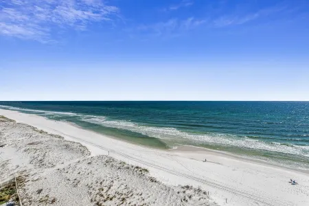 Directly on the Ocean! Beautiful Views! Free Beach Chairs and Umbrella sleeps 6