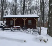 Cozy Amish Log Cabin, Near Caves, Grill, Fire Pit, DirecTV, High-Speed WiFi!