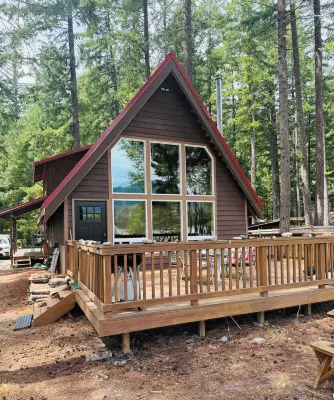 Riverfront and mountain view cabin with WiFi in Packwood Hotels near La Wis Wis Campground